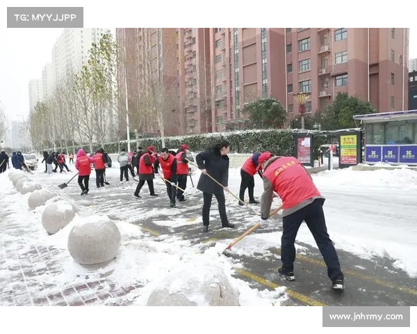 足球报:英博比赛日凌晨强降雪 工作人员清晨奋力清雪确保比赛顺利进行 足球报:英博比赛日凌晨强降雪 工作人员清晨奋力清雪确保比赛顺利进行